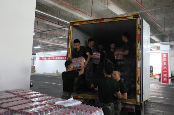 武警北京总队机动第三支队官兵为受灾群众转送救灾物资