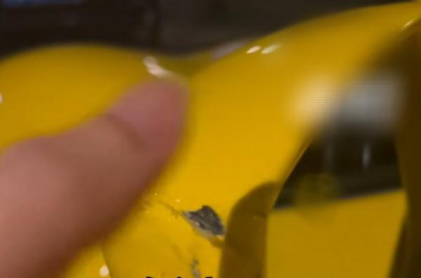 上海街头,450万法拉利被"老头乐"刮蹭,车主:只索赔了190元 上海街头,450万法拉利被"老头乐"刮蹭,车主:只索赔了190元