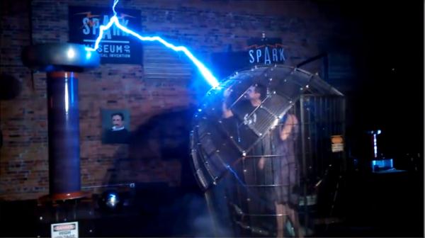 吐鲁番游客头发突然“炸了”引热议,气象专家正解来了! 吐鲁番游客头发突然“炸了”引热议,气象专家正解来了!