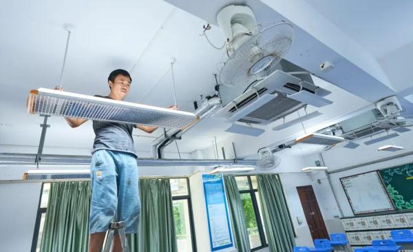 教室专用护眼灯安排上了!海南完成2500余间教室照明改造 教室专用护眼灯安排上了!海南完成2500余间教室照明改造