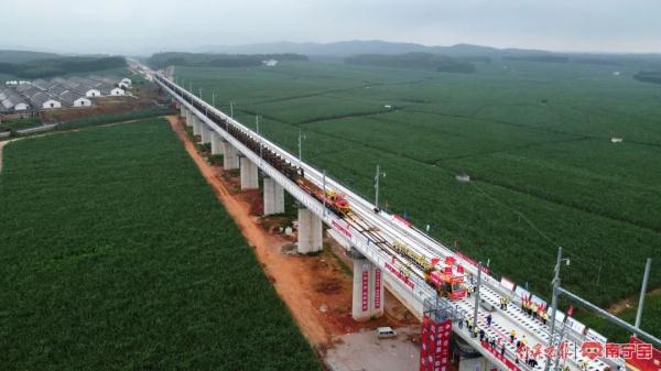 开始全线铺轨预计明年通车!南宁至玉林约50分钟通达 开始全线铺轨预计明年通车!南宁至玉林约50分钟通达