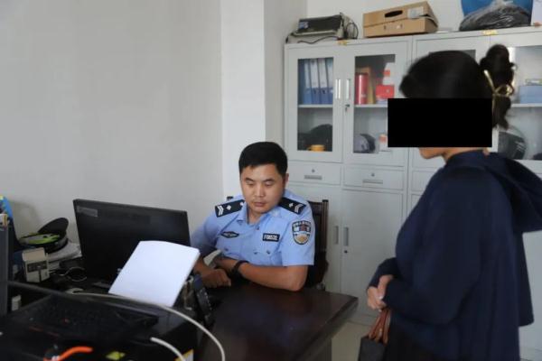 网友举报：小孩探头出小车天窗“兜风”！交警：查证属实，处罚！