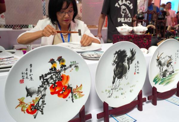 山东举办淄博名优特色产品展