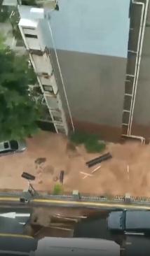 深圳两小区交界处道路坍塌,数百住户被转移 深圳两小区交界处道路坍塌,数百住户被转移