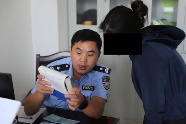 网友举报：小孩探头出小车天窗“兜风”！交警：查证属实，处罚！