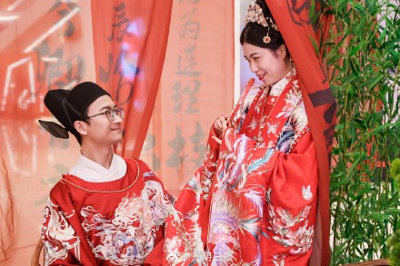 深圳罗湖18对新人举行中式集体婚礼
