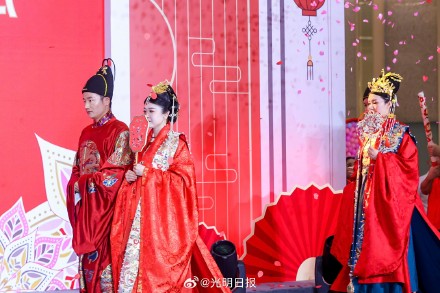 深圳罗湖18对新人举行中式集体婚礼