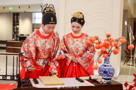 深圳罗湖18对新人举行中式集体婚礼