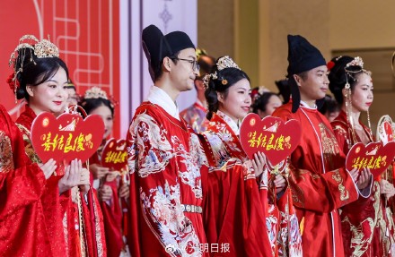 深圳罗湖18对新人举行中式集体婚礼