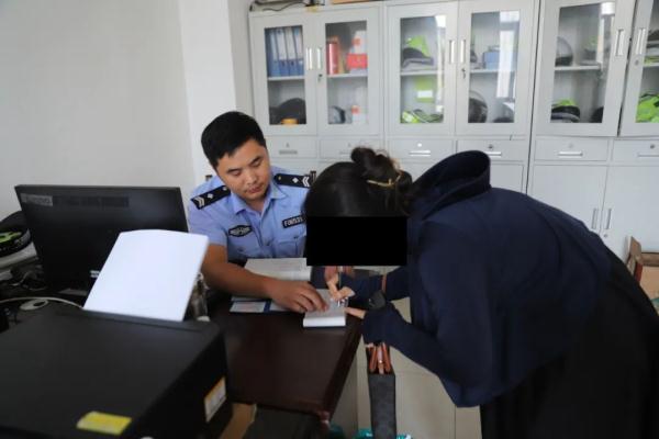 网友举报：小孩探头出小车天窗“兜风”！交警：查证属实，处罚！