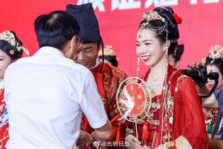 深圳罗湖18对新人举行中式集体婚礼