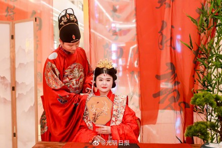 深圳罗湖18对新人举行中式集体婚礼