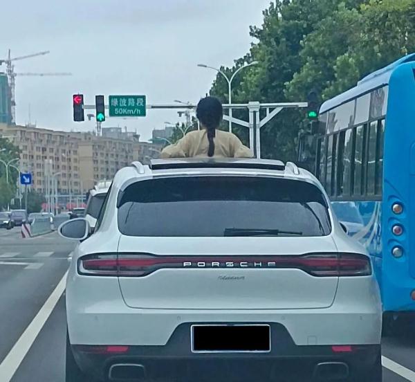 网友举报：小孩探头出小车天窗“兜风”！交警：查证属实，处罚！