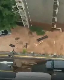 广东一地道路坍塌，数百住户被转移