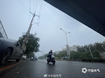 雷雨来袭!北京乌云压顶 多地风大雨急视野一片模糊 雷雨来袭!北京乌云压顶 多地风大雨急视野一片模糊
