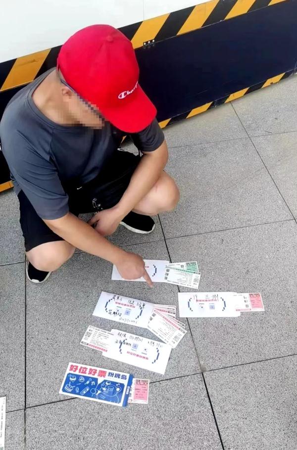 兰州:这两天的演唱会,多名“黄牛”被拿下 兰州:这两天的演唱会,多名“黄牛”被拿下