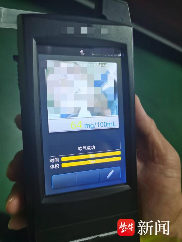 运货电动车驶进地下车库,下坡盲区处撞上拐弯小轿车 运货电动车驶进地下车库,下坡盲区处撞上拐弯小轿车