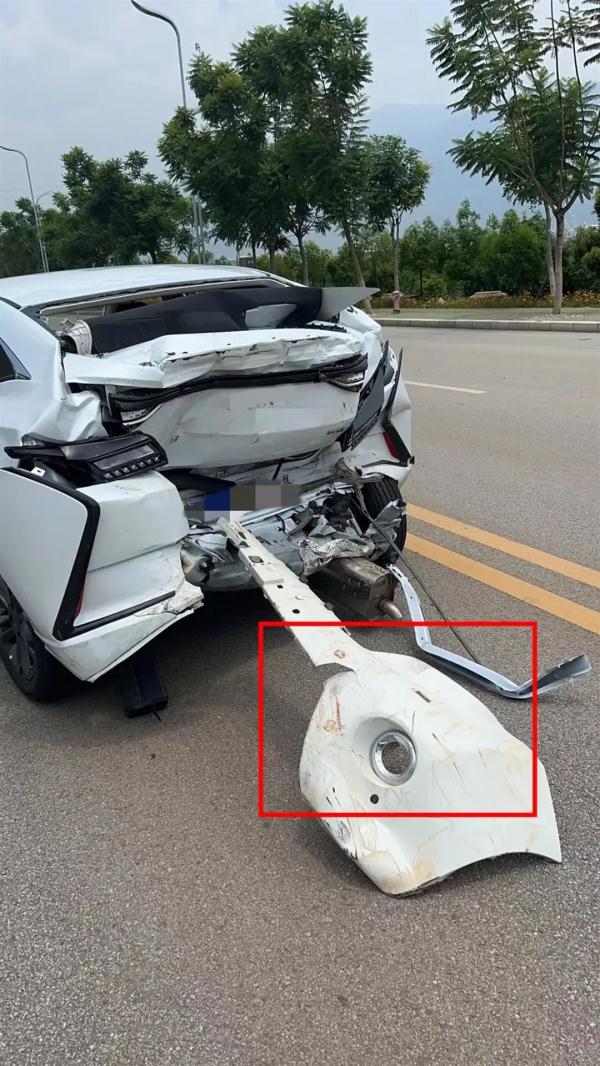 一小车连撞多车致多人受伤！亲历者讲述惊魂一幕