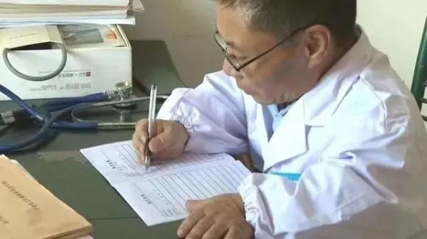 身高不足1米的“袖珍神医”,守护全村百姓 身高不足1米的“袖珍神医”,守护全村百姓