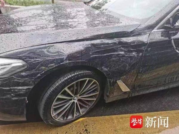 行驶之中抢行生祸端，一个调头一个加速追尾前车