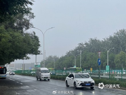 雷雨来袭!北京乌云压顶 多地风大雨急视野一片模糊 雷雨来袭!北京乌云压顶 多地风大雨急视野一片模糊
