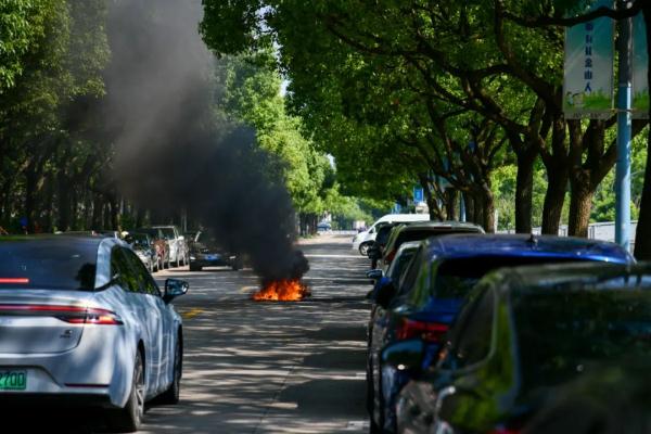 突发！南京一公交行驶中起火致2死5伤，“罪魁祸首”又是它！