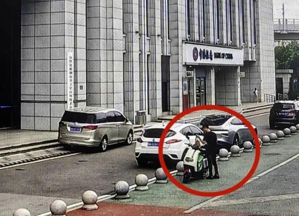 “馋嘴”男子，专偷外卖！原地开饭，现场被抓！
