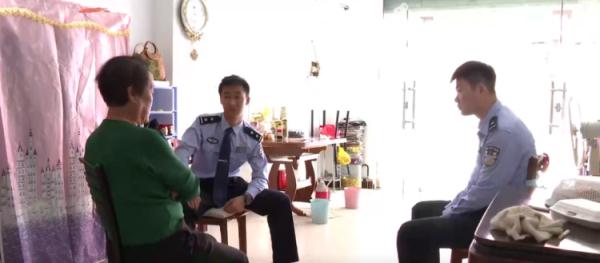 民警收到锦旗憋不住了！网友：锦旗届的显眼包