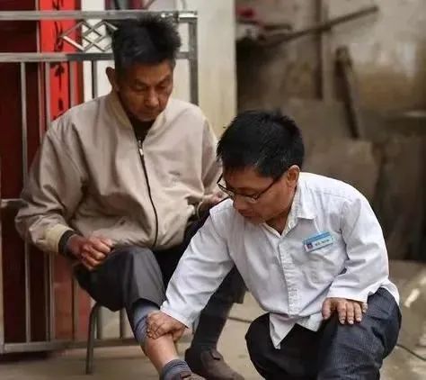 身高不足1米的“袖珍神医”,守护全村百姓 身高不足1米的“袖珍神医”,守护全村百姓