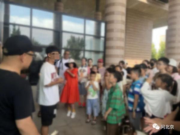 清华门口有人卖起了“状元手册”? 清华门口有人卖起了“状元手册”?