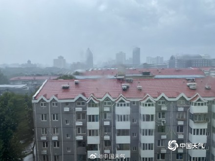 雷雨来袭!北京乌云压顶 多地风大雨急视野一片模糊 雷雨来袭!北京乌云压顶 多地风大雨急视野一片模糊