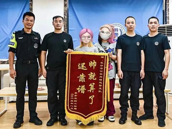 民警收到锦旗憋不住了！网友：锦旗届的显眼包