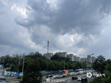 雷雨来袭!北京乌云压顶 多地风大雨急视野一片模糊 雷雨来袭!北京乌云压顶 多地风大雨急视野一片模糊
