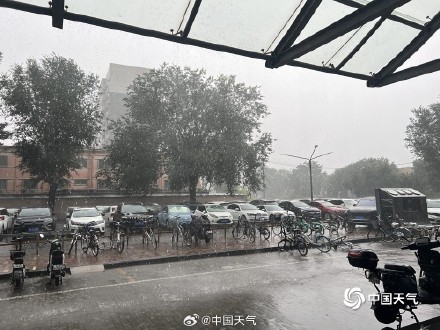 雷雨来袭!北京乌云压顶 多地风大雨急视野一片模糊 雷雨来袭!北京乌云压顶 多地风大雨急视野一片模糊
