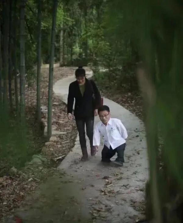 身高不足1米的“袖珍神医”,守护全村百姓 身高不足1米的“袖珍神医”,守护全村百姓