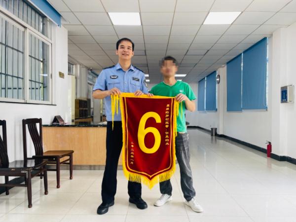 民警收到锦旗憋不住了！网友：锦旗届的显眼包