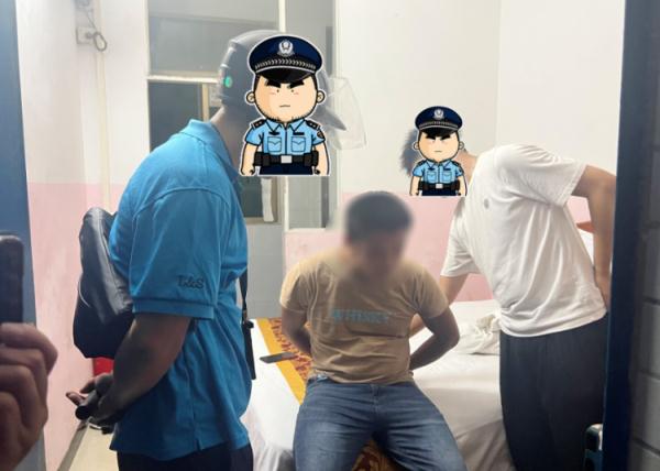 民警收到锦旗憋不住了！网友：锦旗届的显眼包