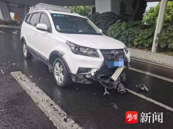 行驶之中抢行生祸端，一个调头一个加速追尾前车