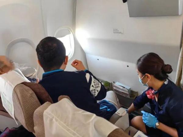 紧急备降长沙！上海飞丽江航班旅客突发疾病，医生“高空急救”