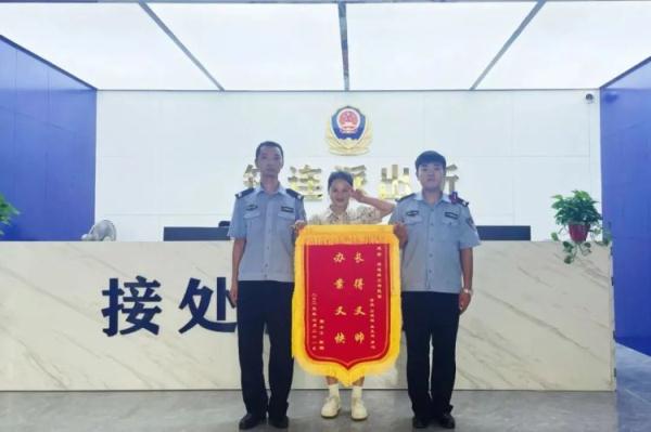民警收到锦旗憋不住了！网友：锦旗届的显眼包
