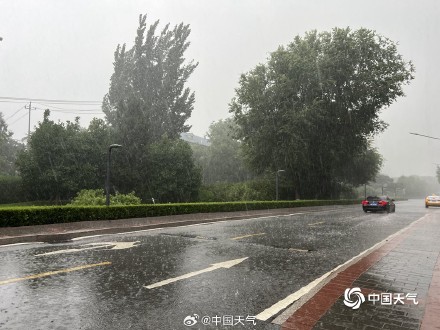 雷雨来袭!北京乌云压顶 多地风大雨急视野一片模糊 雷雨来袭!北京乌云压顶 多地风大雨急视野一片模糊