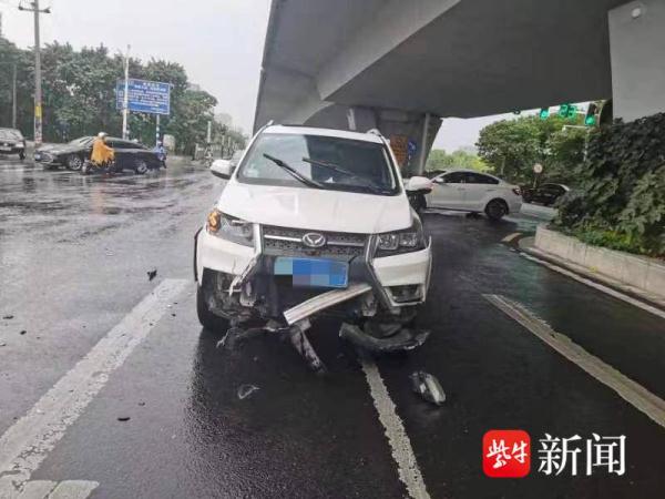 行驶之中抢行生祸端，一个调头一个加速追尾前车