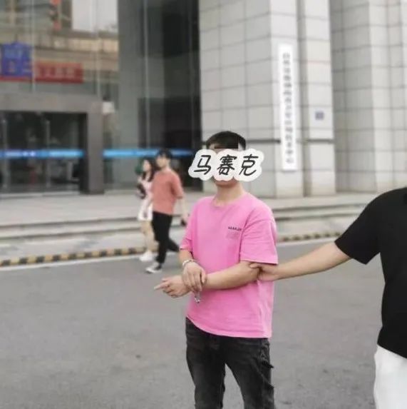 “馋嘴”男子，专偷外卖！原地开饭，现场被抓！