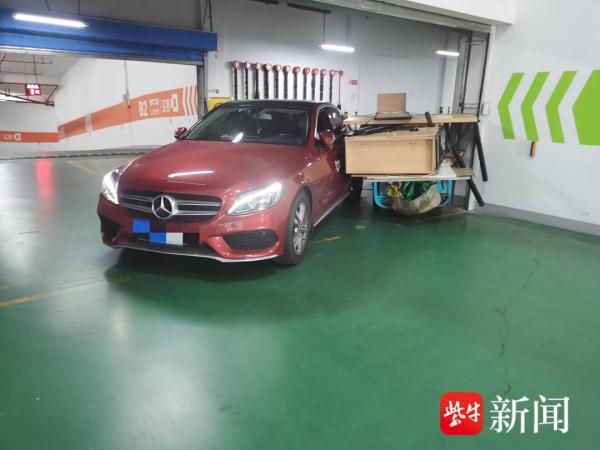 运货电动车驶进地下车库,下坡盲区处撞上拐弯小轿车 运货电动车驶进地下车库,下坡盲区处撞上拐弯小轿车