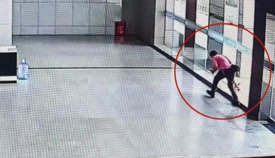 “馋嘴”男子，专偷外卖！原地开饭，现场被抓！
