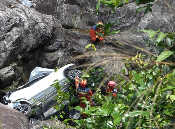 轿车坠落谷底，引发一场50米悬崖下的“生死竞速”