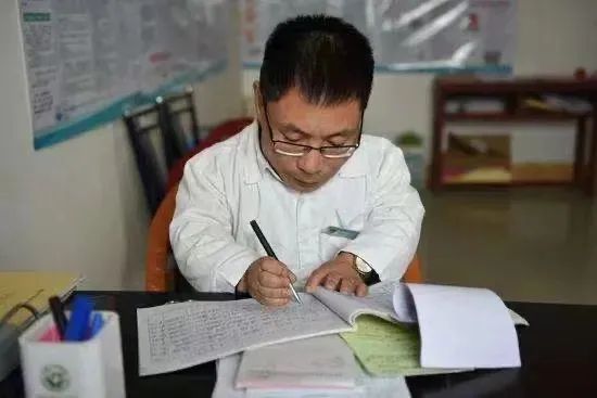 身高不足1米的“袖珍神医”,守护全村百姓 身高不足1米的“袖珍神医”,守护全村百姓