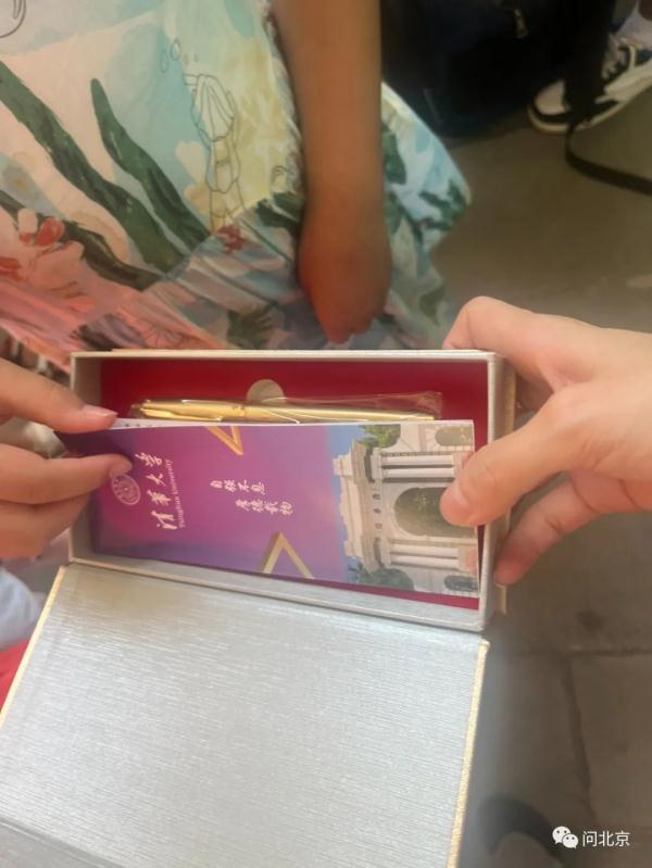 清华门口有人卖起了“状元手册”? 清华门口有人卖起了“状元手册”?