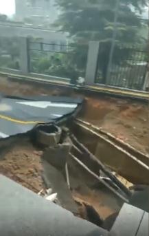广东一地道路坍塌，数百住户被转移