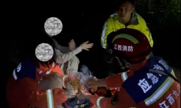 母女为吃冰淇淋被困悬崖五小时！